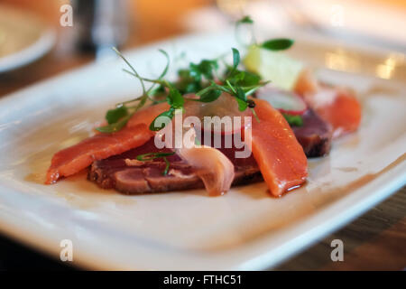 Nahaufnahme von Thunfisch und Lachs in einem englischen Restaurant Ambiente. Stockfoto