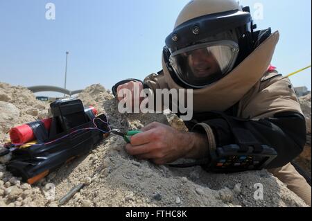 US Air Force Staff Sgt Andrew Roberts eine explosive Ordnance Entsorgung Techniker deaktiviert ein Trainingsgerät für improvisierte explosive 25. Juli 2013 auf Al Dhafra Air Base, Vereinigte Arabische Emirate. Stockfoto