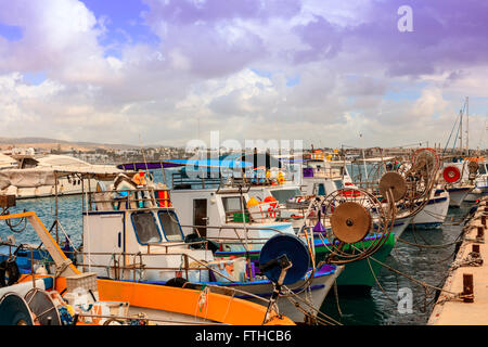 Zeile der Fischerboote im Hafen von Paphos. Stockfoto