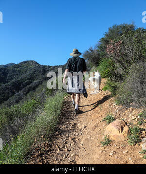 Wanderer und Hund Fuß bis Rivas Canyon Trail in den Santa Monica Mountains von Temescal Gateway Park zugänglich Stockfoto