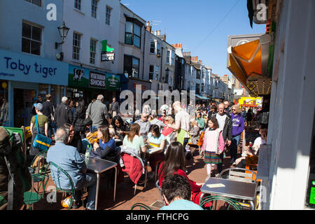 Cafés und Geschäfte in Gardner Street in trendigen North Laines in Brighton Stockfoto