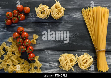 Pasta mit Tomaten auf hölzernen Hintergrund Stockfoto