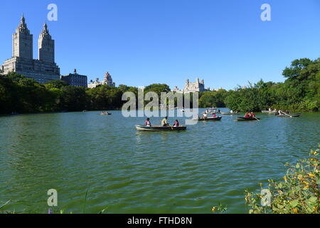 Ruderboote am See im Central Park Stockfoto