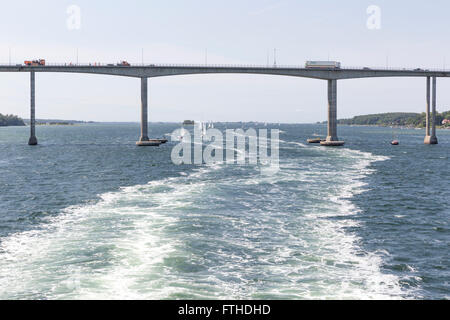 Die Svendborgsund Brücke und Segelboote im sog eines Passagiers Fähre in den Hafen von Svendborg, Dänemark Stockfoto