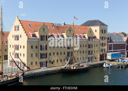 Historische Gebäude und die festgemachten Schiff Viking im Hafen von Svendborg, Dänemark Stockfoto