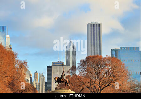 Ein Teil der Skyline von Chicago beleuchtet unter Einige niedrig hängenden Wolken über dem Grant Park in der Innenstadt von Chicago, Illinois, USA. Stockfoto