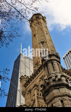 Chicago's John Hancock Building durch die Chicago Water Tower gerahmt bieten einen Kontrast zwischen Chicago's Vergangenheit und Gegenwart. Chicago, Illinois, USA. Stockfoto