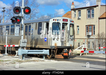 Eine rosa Linie S-Bahn auf dem Weg nach Chicago Loop Fahrten entlang auf der Straße im äußersten Südwesten der Stadt. Chicago, Illinois, USA. Stockfoto