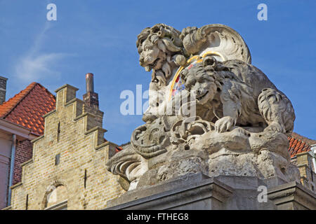 Detailansicht der Löwe auf Stadtwappen auf A Water Fountain (Briges, Belgien) Stockfoto