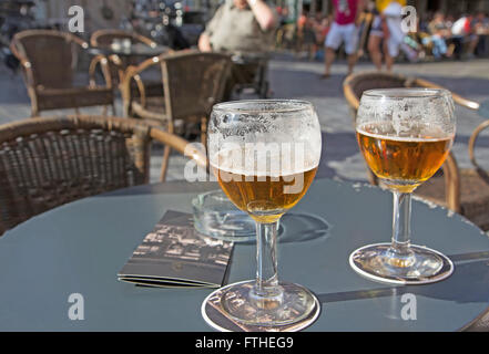 Nahaufnahme von zwei Gläsern belgisches Bier stehend auf dem Tisch im Pub Vorgarten. Alle möglichen Marken werden entfernt. Stockfoto