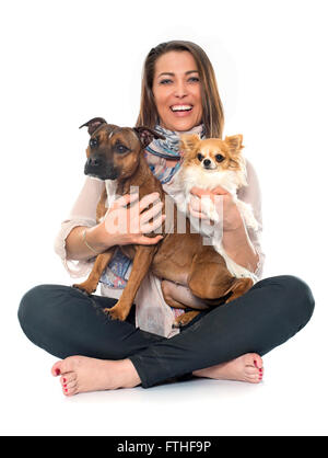 Frau und Hunde vor weißem Hintergrund Stockfoto