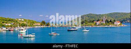 VIS Insel Kirche und Hafen-Panorama, Dalmatien, Kroatien Stockfoto