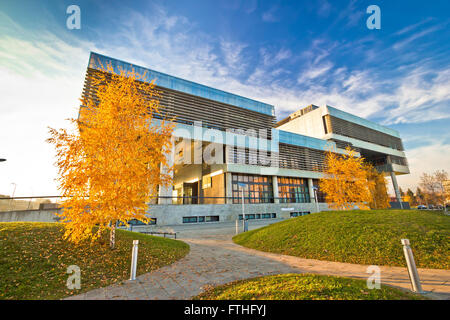 Zagreb, Kroatien, 11. Dezember 2015: Museum für zeitgenössische Kunst in Zagreb Außenansicht. Beliebtes kulturelles Ziel von Zagreb. Stockfoto