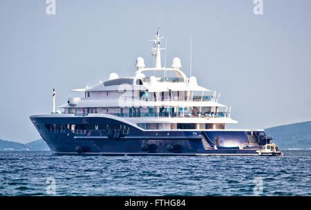 Anonymus Mega Luxusyacht auf dem offenen Meer, Seitenansicht Stockfoto