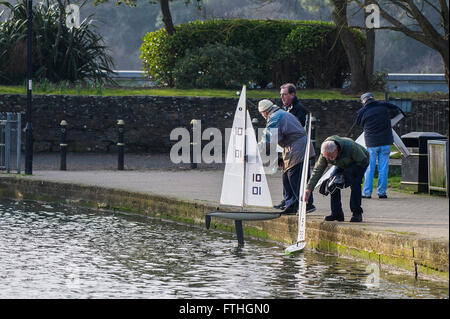 Mitglieder des Yachtclubs Newquay Modell darauf vorbereiten, starten Sie ihre Segelboote am Trenance See in Newquay, Cornwall. Stockfoto