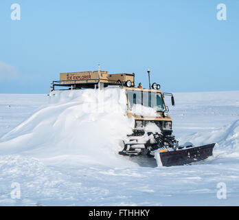 Ice Explorer Schneepflug abgedeckt in einer Schneeverwehung Stockfoto