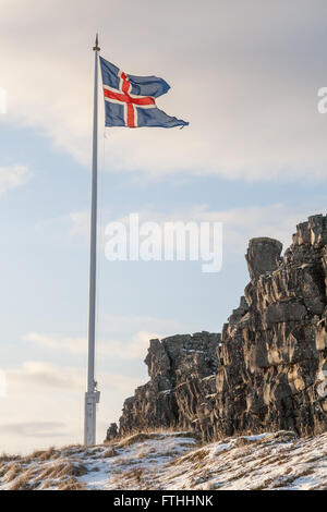 Isländische Flagge an einer Fahnenstange im Thingvellir National Park im winter Stockfoto