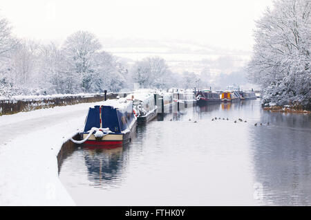 Festgemachten Boote am Kennet und Avon Kanal im Winter Stockfoto