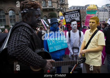 Demonstranten lackiert, verschiedene Farben und Musizieren auf Anti-Rassismus-Day Demonstration angeführt von stehen bis zum Rassismus am 19. März 2016 in London, Vereinigtes Königreich. Stehen bis zum Rassismus hat einige der größten antirassistischen Mobilisierungen in Großbritannien im letzten Jahrzehnt geführt, Stellung gegen Faschismus, Rassismus, Islamophobie und Antisemitismus zu protestieren. Stockfoto