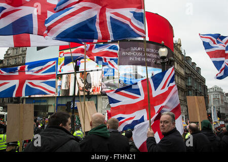 Mitglieder des Britain First im Zähler protest gegen Anti-Rassismus-Day Demonstration angeführt von stehen bis zum Rassismus am 19. März 2016 in London, Vereinigtes Königreich. Stehen bis zum Rassismus hat einige der größten antirassistischen Mobilisierungen in Großbritannien im letzten Jahrzehnt geführt, Stellung gegen Faschismus, Rassismus, Islamophobie und Antisemitismus zu protestieren. Stockfoto