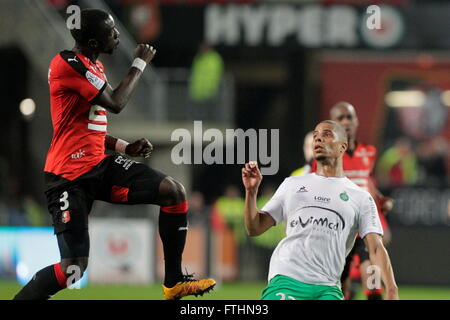 Cheikh M'Bengue und Kévin Monnet-Paquet wenn eine Liga entsprechen Stade Rennais - AS Saint-Étienne 4. Februar 2016 in Roazhon Stockfoto