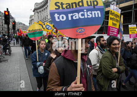 Demonstranten auf Anti-Rassismus-Day Demonstration angeführt von stehen bis zum Rassismus am 19. März 2016 in London, Vereinigtes Königreich. Stehen bis zum Rassismus hat einige der größten antirassistischen Mobilisierungen in Großbritannien im letzten Jahrzehnt geführt, Stellung gegen Faschismus, Rassismus, Islamophobie und Antisemitismus zu protestieren. Stockfoto