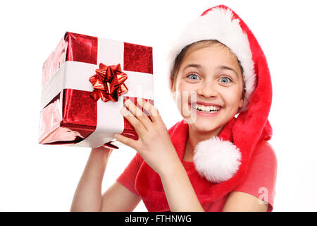 Weihnachten-Träume, magische Weihnachtszeit. Glückliches Kind in der Kappe des St. Nikolaus von verpackten Geschenk Stockfoto