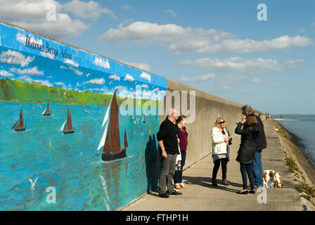 Canvey island Essex UK. Die Ufermauer HOMER SYKES Stockfoto