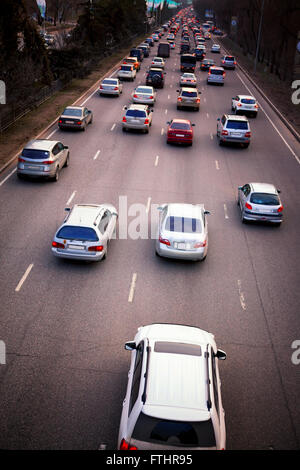 Am Abend Stau mit Reihen von Autos Stockfoto