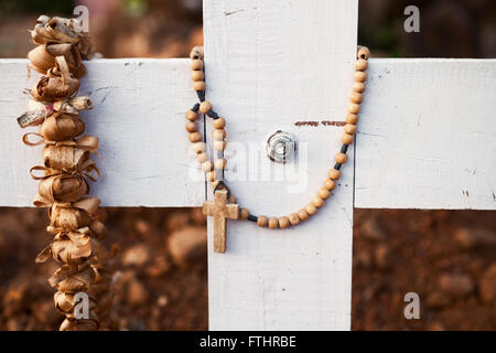 Schwere Holzkreuz mit Rosenkranz und Kranz Stockfoto