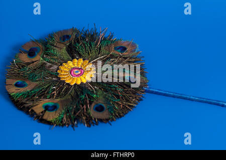 Runde Fächer der Pfauenfedern auf blauem Hintergrund Stockfoto