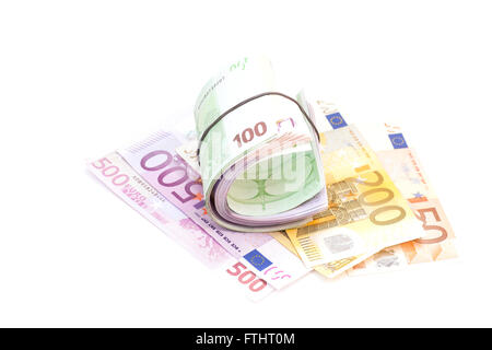 Euro-Banknoten unter Gummiband auf einer Banknote isoliert Stockfoto