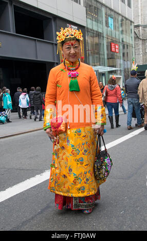 Porträt eines attraktiven mittleren Alter Chinesin auf der Fifth Avenue am Ostersonntag in Midtown Manhattan, New York City Stockfoto