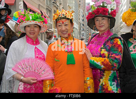 Drei attraktive chinesische Frauen in kunstvollen Hüte auf der Fifth Avenue in Manhattan am Ostersonntag. Stockfoto