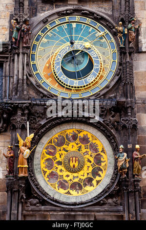 Blick auf den berühmten astronomischen Turmuhr in Prag Stockfoto