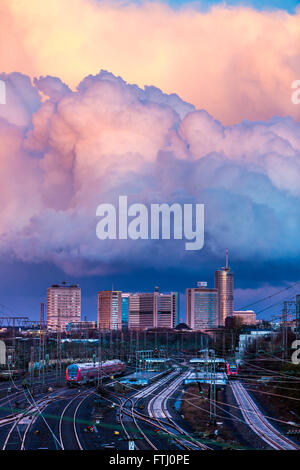 Skyline von der Geschäft Bezirk der Stadt Essen, Deutschland, Eisenbahn Bahnen zum Hauptbahnhof, Gewitterwolken, Züge, Stockfoto