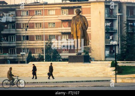 Die Statue von Enver Hoxha, der Gründer des kommunistischen Staates, Tirana, 1990 Stockfoto