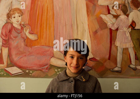 Ein Lehrer in einer Schule in Durres, mit einem Wandbild hinter ihr, Albanien Stockfoto