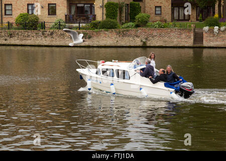 Familie / Freunde auf Boot auf dem Fluss Great Ouse in UK Stockfoto