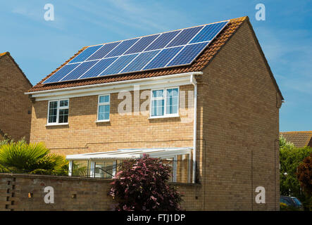 Photovoltaik-Solarzellen auf Haus in Großbritannien Stockfoto