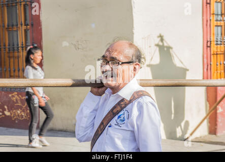 Ein Mann, der Karfreitag Prozession in Oaxaca. Stockfoto