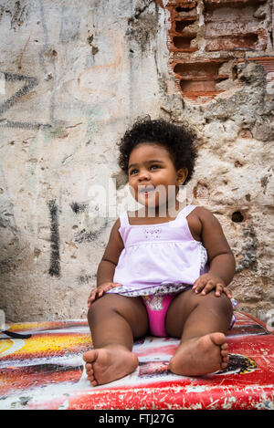 Einjähriges Mädchen, Gentois Gemeinschaft, Bairro da Federahatteo, Salvador, Bahia, Brasilien Stockfoto