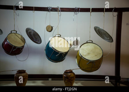 Traditionelle Musikinstrumente anzeigen, Centro Cultural Solar Ferrao, Pelourinho, Salvador, Bahia, Brasilien Stockfoto