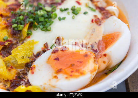 Schüssel Nudeln mit Gemüse und weich gekochtes Ei auf Holztisch. leckere Nudel. Instant Nudeln. heiße Nudeln. Hausgemachte Quick Stockfoto