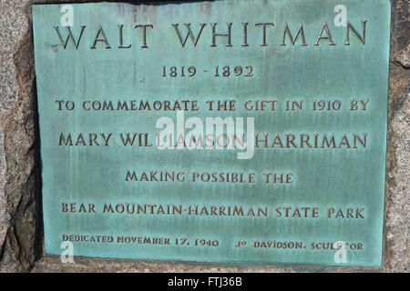 Nahaufnahme der Plakette, die mit der Walt Whitman Statue befindet sich im Bear Mountain Zoo in New York geht. Stockfoto