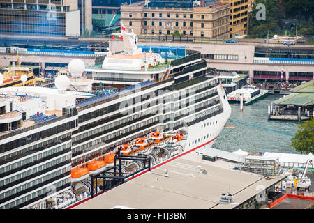 Luxus-Kreuzfahrtschiff, Radiance of the Seas dockt am Circular Quay und Passagiere von Bord gehen. Stockfoto