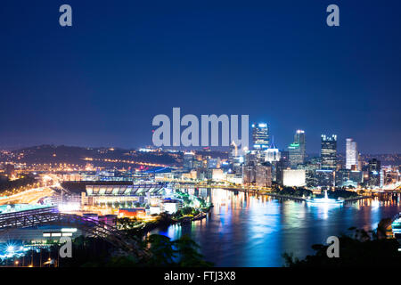 Pittsburgh Skyline bei Nacht im Sommer. Stockfoto