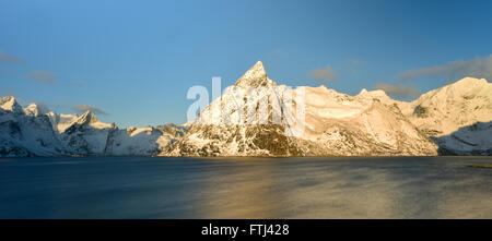 Hütte (Rorbu) Angeln in Hamnoy und Lilandstinden Gipfel im Winter in Reine, Lofoten Inseln, Norwegen. Stockfoto