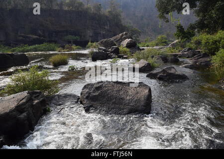 Da Nhim Fluss in Vietnam mit River in der Nähe von Berg und tropischen Wald in der Trockenzeit mit Rock am Flussbett Stockfoto