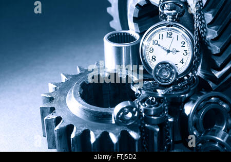 Maschinenkonzept. Pocket Watch auf Haufen von alten Zahnräder und Kugellager Stockfoto